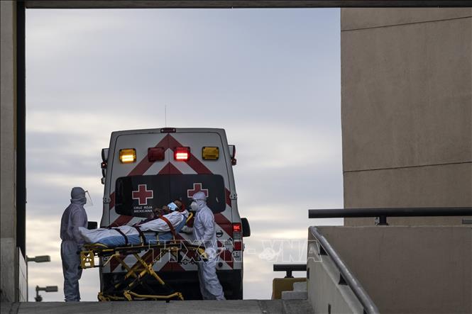  Nhân viên y tế chuyển bệnh nhân mắc COVID-19 lên xe cứu thương tại bang Baja California, Mexico ngày 7/12/2020. Ảnh: AFP/TTXVN