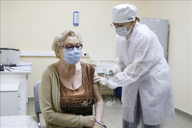  Tiêm phòng vaccine ngừa COVID-19 cho người dân tại Moskva, Nga ngày 30/12/2020. Ảnh: THX/TTXVN