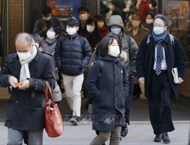  Người dân đeo khẩu trang phòng lây nhiễm COVID-19 tại Tokyo, Nhật Bản ngày 7/1. Ảnh: Kyodo/TTXVN