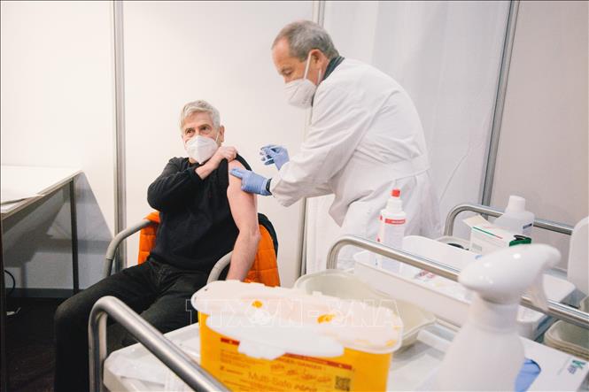  Nhân viên y tế tiêm vaccine phòng COVID-19 cho người dân tại Essen, Đức ngày 12/12/2020. Ảnh: THX/TTXVN
