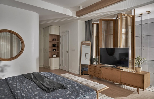 Hệ vách nan gỗ lùa di động kết hợp rèm vải kết hợp khiến gia chủ cảm giác như đang ở một resort nghỉ dưỡng.