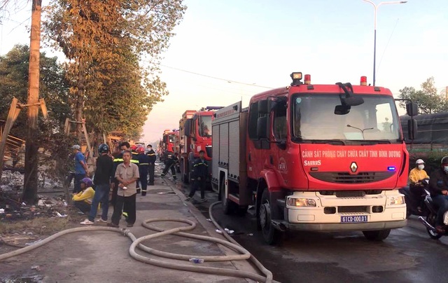  Nhiều xe cứu hỏa được điều đến hiện trường vụ cháy để dập lửa.