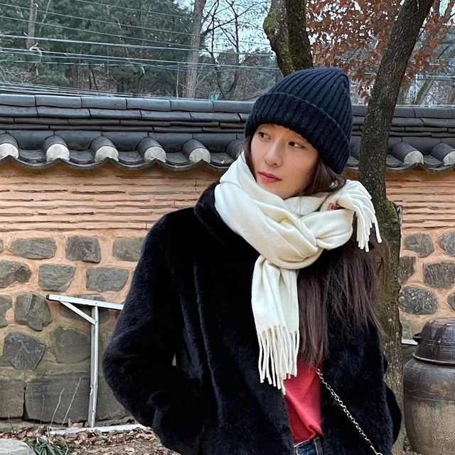  Khác với người chị sang chảnh của mình, Krystal Jung trẻ trung đơn giản với áo khoác bông ấm áp, nhìn mỏng manh thế thôi nhưng chất vải giữ ấm cực đỉnh. Krystal chỉ cần quàng thêm khăn và mũ len là đủ giữ ấm cho mình.