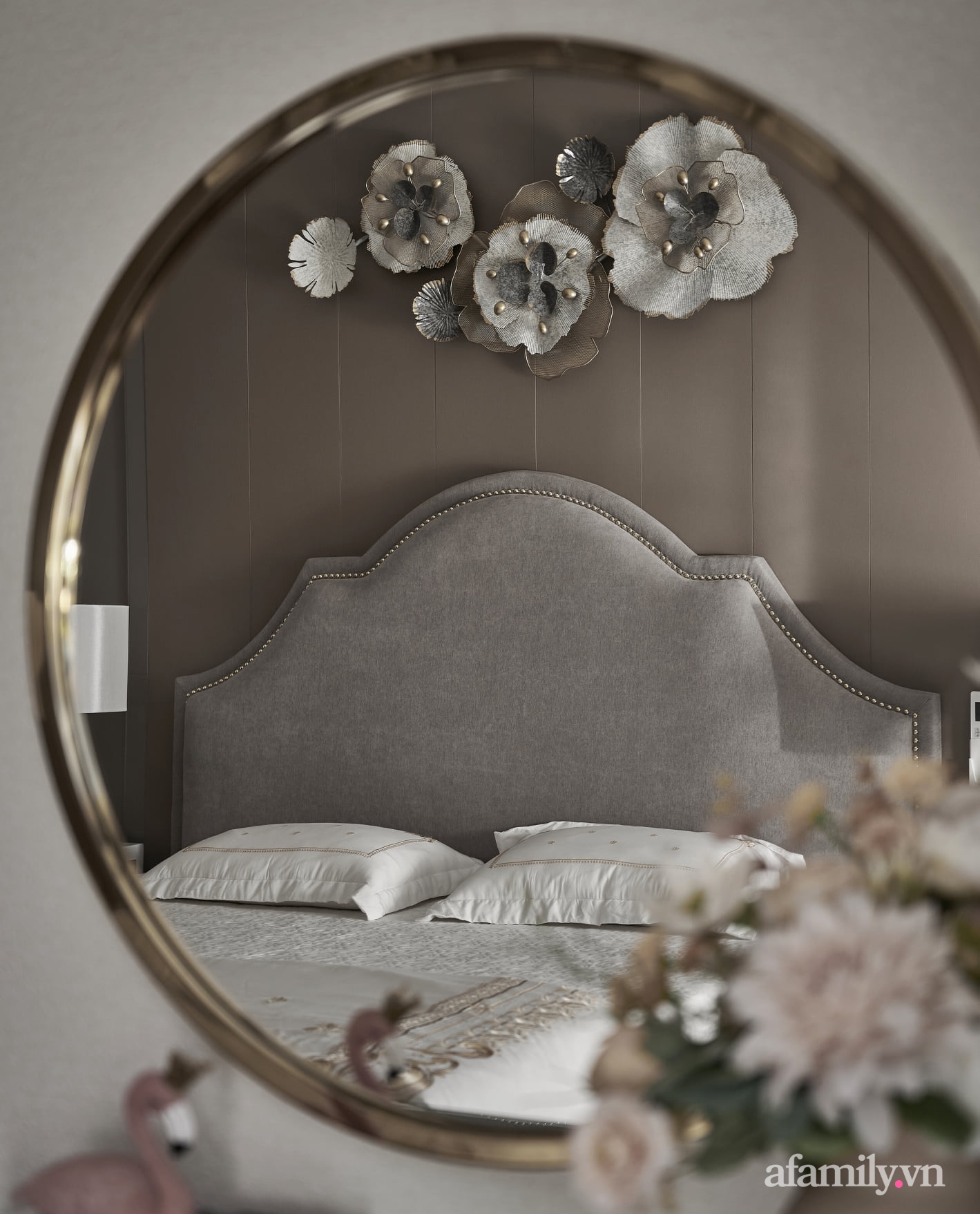  Chiếc gương nhỏ tăng thêm vẻ đẹp và sự tiện ích cho không gian nghỉ ngơi.