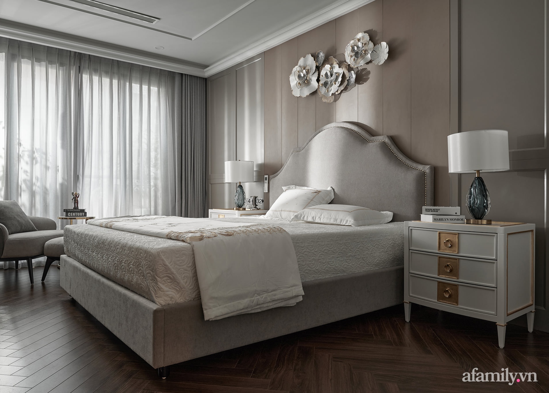  Căn phòng ngủ thứ 2 với vẻ đẹp của đường nét bán cổ điển khi thiết kế phần đầu giường kết hợp với đồ trang trí.