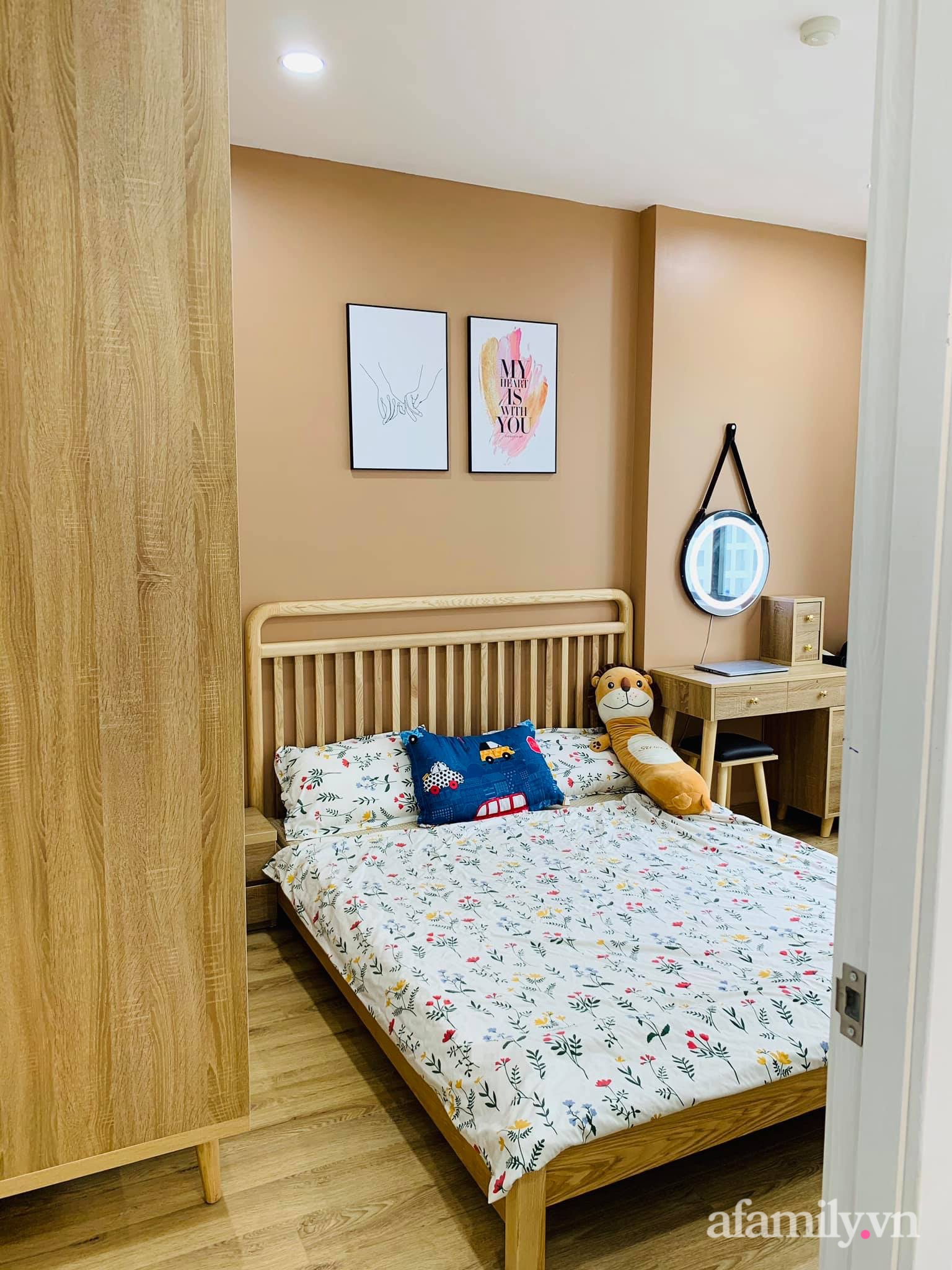  Căn phòng ngủ master được decor xinh xắn với nội thất gỗ. Điểm nhấn nhẹ nhàng tự chăn ga giúp không gian riêng tư và thư giãn hơn. Các không gian dù có diện tích khiêm tốn nhưng ngập tràn ánh sáng tự nhiên.