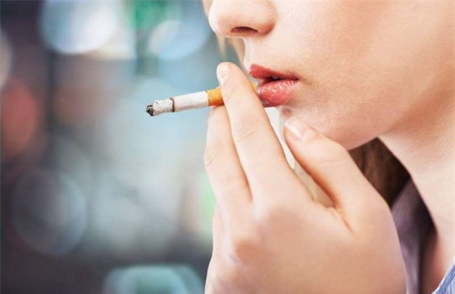  Bạn có thể khử mùi hôi miệng khi hút thuốc lá tại nhà.