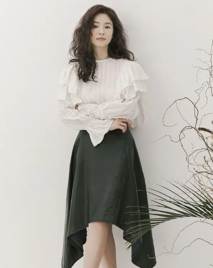  Áo blouse bèo nhún + chân váy da mang đến sự trẻ trung mà bạn có thể học được từ quý cô 40 tuổi Song Hye Kyo.