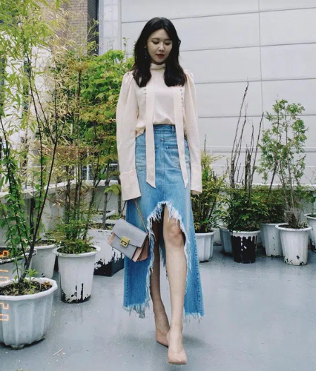  Dù đã sở hữu chiều cao khủng nhưng Sooyoung vẫn không bỏ qua những chiêu hack dáng tuyệt diệu. Với set đồ gồm áo blouse + chân váy denim, Sooyoung đã áp dụng đủ 