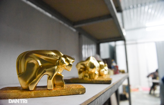  Ước tính mỗi tượng trâu sẽ được dát khoảng 100 lá vàng 24k và nặng khoảng 2.500gr và có giá bán lên đến 10 triệu đồng.