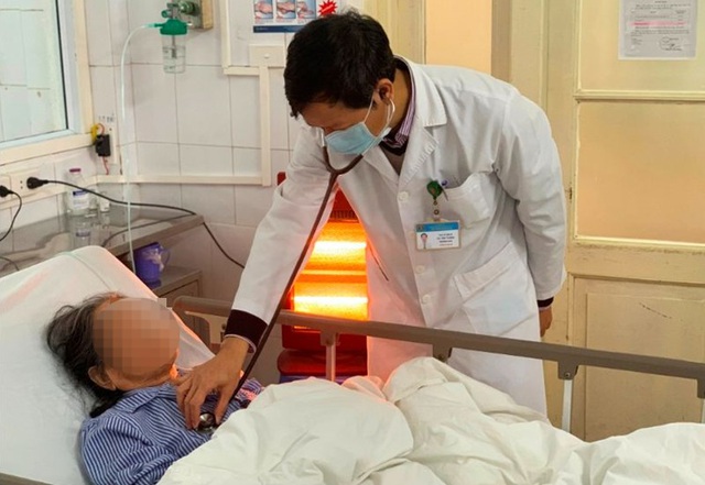  Bác sĩ Bệnh viện Phổi Trung ương thăm khám cho cụ bà diễn biến bệnh phổi nặng do trời rét đậm