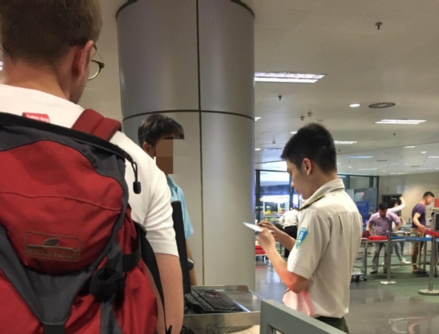  Lực lượng an ninh hàng không kiểm tra giấy tờ tùy thân của khách đi máy bay