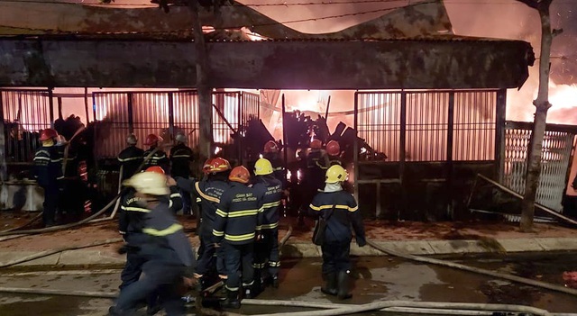  Hàng chục lính cứu hỏa phun nước vào dập tắt đám cháy