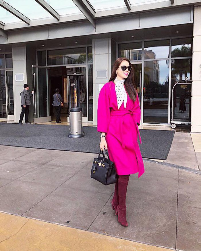  Hoa hậu Phạm Hương lại tô hồng con phố với chiếc áo dạ màu hồng cánh sen siêu nổi bật. Cô không quên nhấn nhá chút màu trắng chấm bi cho phần cổ và ngực thêm xinh xắn.