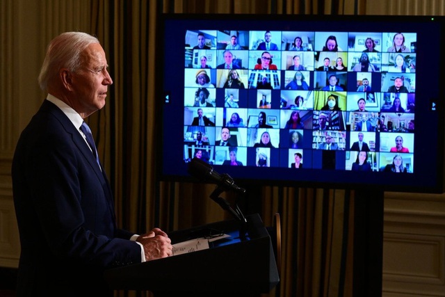  Tân Tổng thống Mỹ Joe Biden trò chuyện với những nhân sự được bổ nhiệm trong một buổi lễ trực tuyến tại Nhà Trắng ngày 20/1 (Ảnh: AFP)