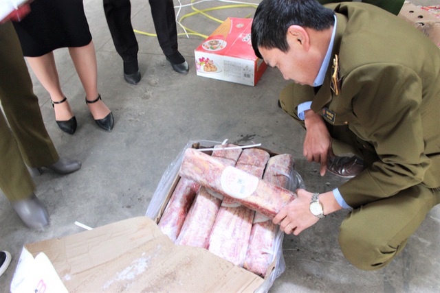  Lực lượng chức năng kiểm tra các loại thực phẩm tại kho của Công ty TNHH đầu tư Hương Trường Giang.