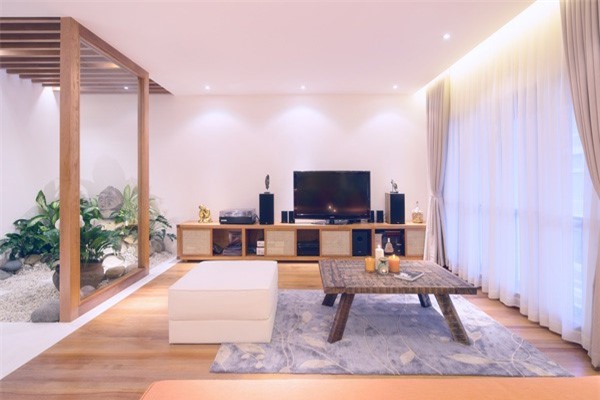  Bên trong căn nhà là nội thất hiện đại, được sắp xếp gọn gàng với sự kết hợp hài hòa ánh sáng vừa đủ giữa không gian bên ngoài và bên trong.