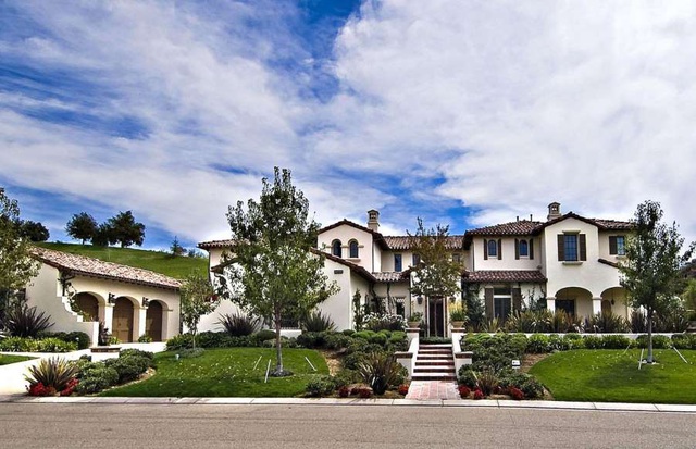  Justin Bieber mua ngôi nhà đầu tiên với giá 6,5 triệu USD vào năm 2012 khi mới 18 tuổi. Căn biệt thự được xây dựng năm 2005, nằm tại cộng đồng dân cư cao cấp khép kín The Oaks, thành phố Calabasas, bang California, Mỹ.