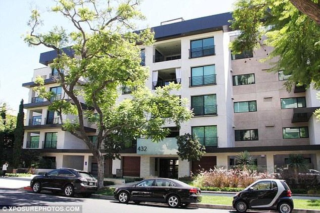  Cũng trong năm 2014, Bieber thuê một căn penthouse và một căn hộ khác ngay bên dưới trong một tòa nhà mới 5 tầng ở khu Beverly Hills giàu có, thành phố Los Angeles, bang California với giá 27.000 USD/tháng.