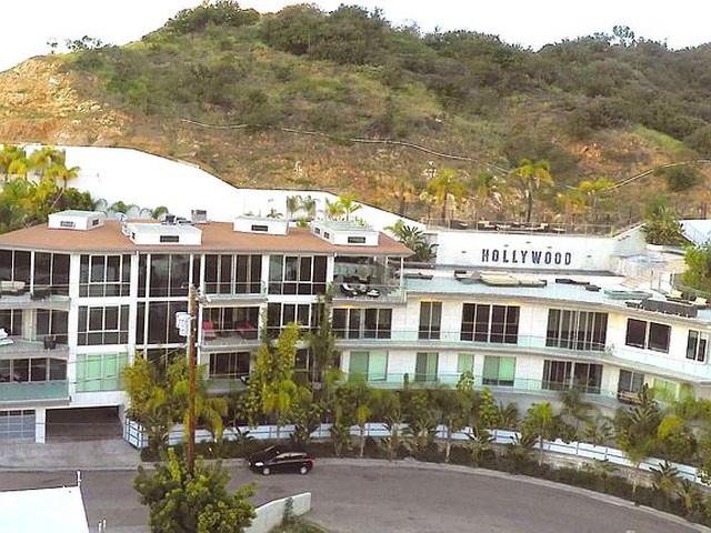  Ngay sau đó, ngôi sao nhạc pop chuyển sang thuê một căn biệt thự có tên The Lake Hollywood House với giá 29.500 USD/tháng. Trải rộng trên diện tích hơn 1.480m2, căn nhà có 10 phòng ngủ và 16 phòng tắm, cùng nhiều tiện nghi xa xỉ khác như hộp đêm riêng, rạp chiếu phim, hệ thống âm thanh hiện đại và một phòng thu âm.