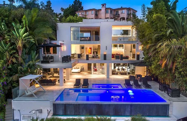  Tháng 3/2018, Justin Bieber thuê một ngôi nhà lộng lẫy ở khu West Hollywood của thành phố Los Angeles. Bất động sản này hiện có giá khoảng 9,6 triệu USD và giá thuê là 55.000 USD/tháng.