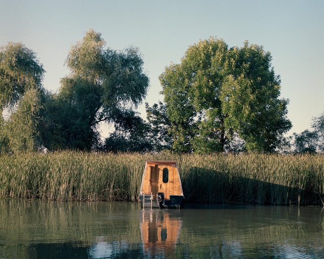  Ngôi nhà thuyền này được gọi là Sneci. Với thiết kế đặc biệt, nó không chỉ là nơi nghỉ dưỡng thú vị mà còn có thể di chuyển xung quanh hồ Tisza - hồ chứa nhân tạo nằm trong khu bảo tồn thiên nhiên rộng 7.000 ha với hàng trăm loài chim và động vật hoang dã khác nhau.