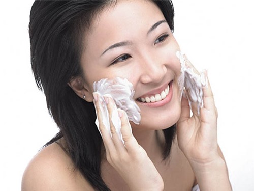  Rửa mặt sạch là cách giúp bạn duy trì làn da đẹp.
