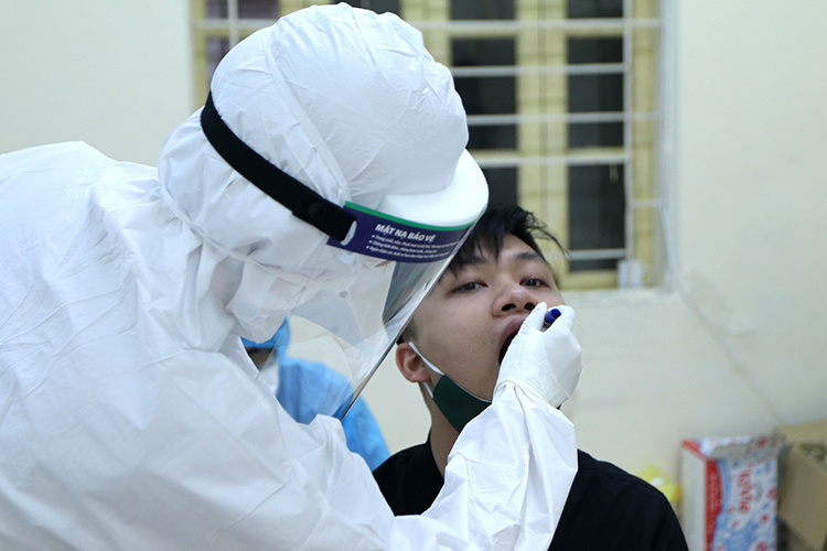  Ban chỉ huy quân sự quận Ba Đình phối hợp với phòng y tế, trung tâm y tế và CDC Hà Nội lấy mẫu xét nghiệm.