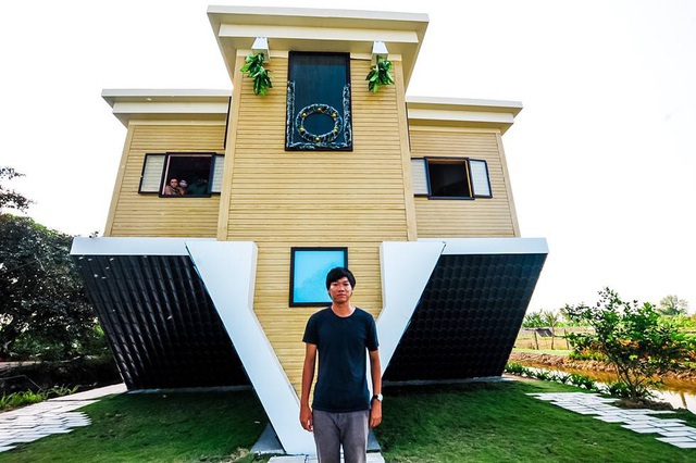  Tháng 6/2019, anh Trần Thanh Nguyên (Sa Đéc, Đồng Tháp) khởi công xây dựng ngôi nhà úp ngược với 2 tông màu vàng, đen là chủ đạo. Căn nhà có 5 phòng với phòng khách, phòng ăn, phòng ngủ, phòng cà phê và mini shop, tổng chi phí xây dựng là 800 triệu đồng.