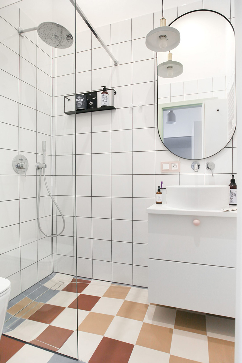  Phòng tắm được lát bằng gạch vuông màu trắng đan xen những viên gạch đầy màu sắc trên sàn và có đủ mọi tiện nghi cần thiết. Ảnh: @Polist Studio Morr.