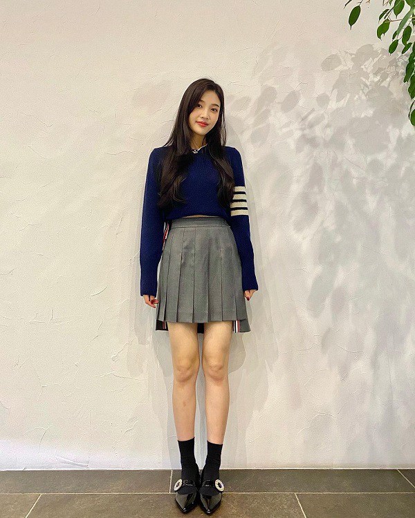  Joy (Red Velvet) kết hợp áo croptop với chân váy ngắn xếp ly.