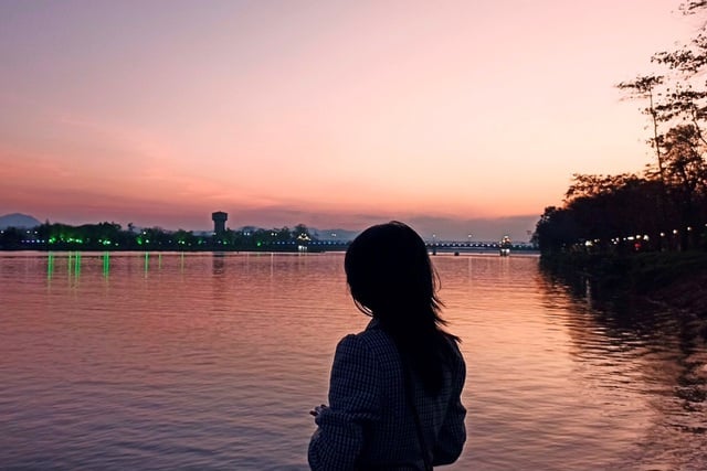 Khám phá sông Hương, sông lớn và tuyệt đẹp xuôi dòng qua khu phố cổ Huế. Bức ảnh đẹp, tạo cảm giác như bạn đang ngắm cảnh thực tế đó.