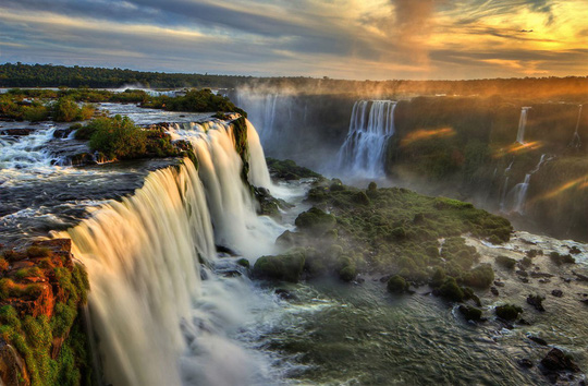  Thác nước Iguazu: Có hình bán nguyệt rộng hơn 2.700 m, thác Iguazu là tập hợp của 275 thác nhỏ với đỉnh cao nhất là Cổ họng Quỷ cao 80 m. Iguazu nằm giữa Brazil và Argentina, được bao quanh bởi hai vườn quốc gia của 2 nước này. Ảnh: outthere.travel.