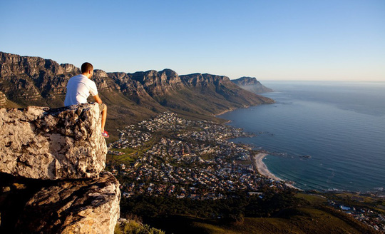  Table Mountain (núi Bàn):Là một biểu tượng của Cape Town, Nam Phi với độ  cao 1.086m so với mực nước biển. Ngọn núi có đỉnh bằng phẳng này đã trải qua 6 triệu năm xói mòn. Đây là vương quốc của hơn 1.470 loài hoa, cũng là nơi trú ẩn của nhiều loài động thực vật quý hiếm có nguy cơ tuyệt chủng. Ảnh: blogspot.
