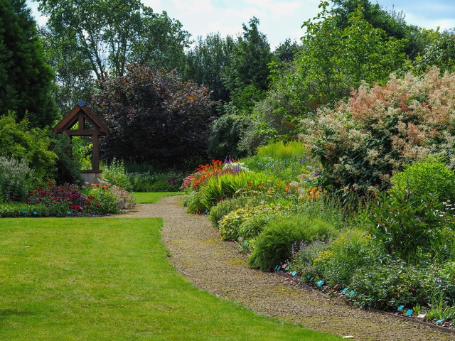  Hiện, khu vườn ấn tượng của Colin và vợ là một trong những vườn hoa lớn nhất và đẹp nhất ở vùng Yorkshire, Anh. Nơi đây trở thành địa điểm thu hút những người thích ngắm hoa từ khắp nơi đổ về. Một du khách từng mô tả khu vườn như một 