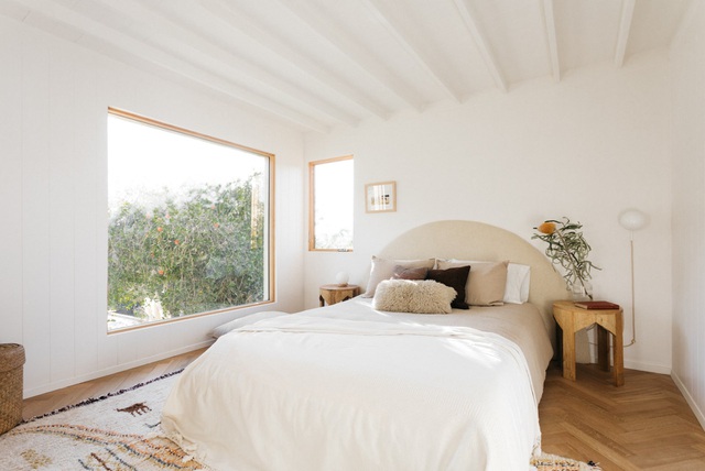  Phòng ngủ được thiết kế theo phong cách tối giản, đón ánh nắng tự nhiên từ bên ngoài. Giường được thiết kế riêng theo cảm hứng lấy từ hình tượng mặt trời lặn.