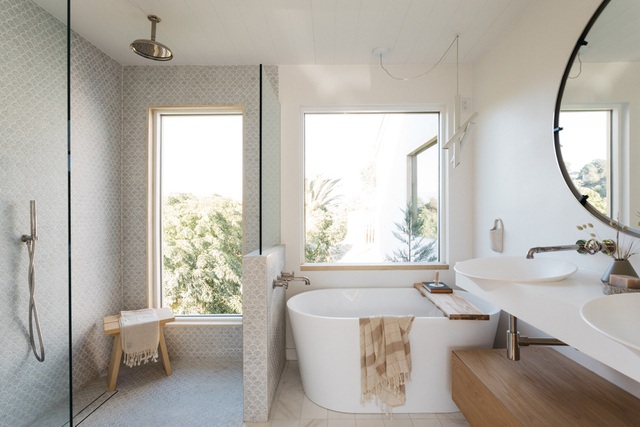  Phòng tắm với sắc trắng dịu nhẹ, tinh tế cùng những ô cửa với tầm nhìn ra thiên nhiên bên ngoài góp phần làm nổi bật thêm cảnh quan của ngôi nhà.
