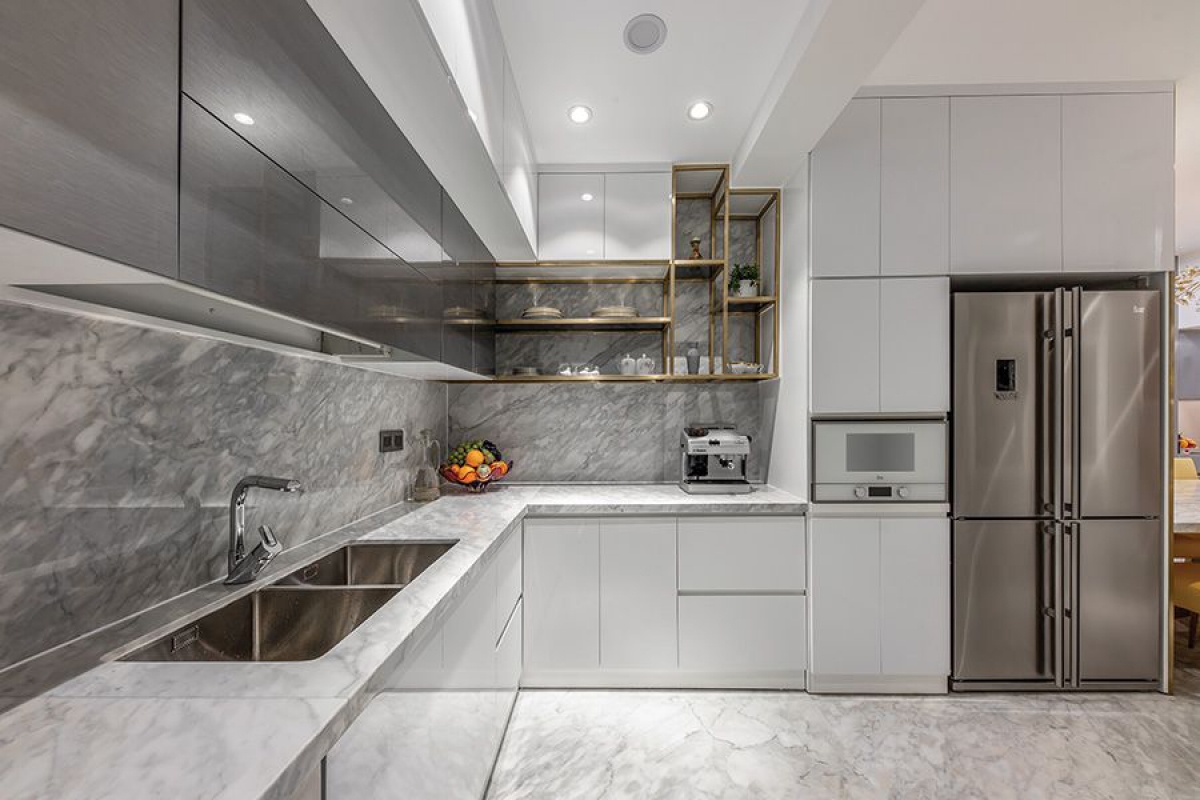   Khu bếp nấu kế bên phòng ăn được thiết kế khá đơn giản để dễ vệ sinh. Màu xám – trắng chủ đạo cho cảm giác sang trọng, sạch sẽ.
