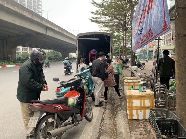  Một điểm bán gà giải cứu trên phố Phạm Hùng (Hà Nội).