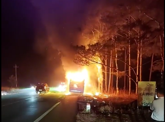  Chiếc xe khách bốc cháy dữ dội ngay trong đêm (ảnh cắt từ clip)