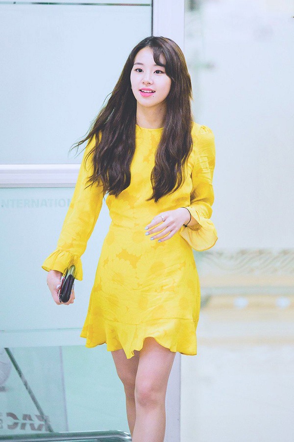  Chae Young (Twice) rạng rỡ trong chiếc đầm liền màu vàng dáng ngắn.