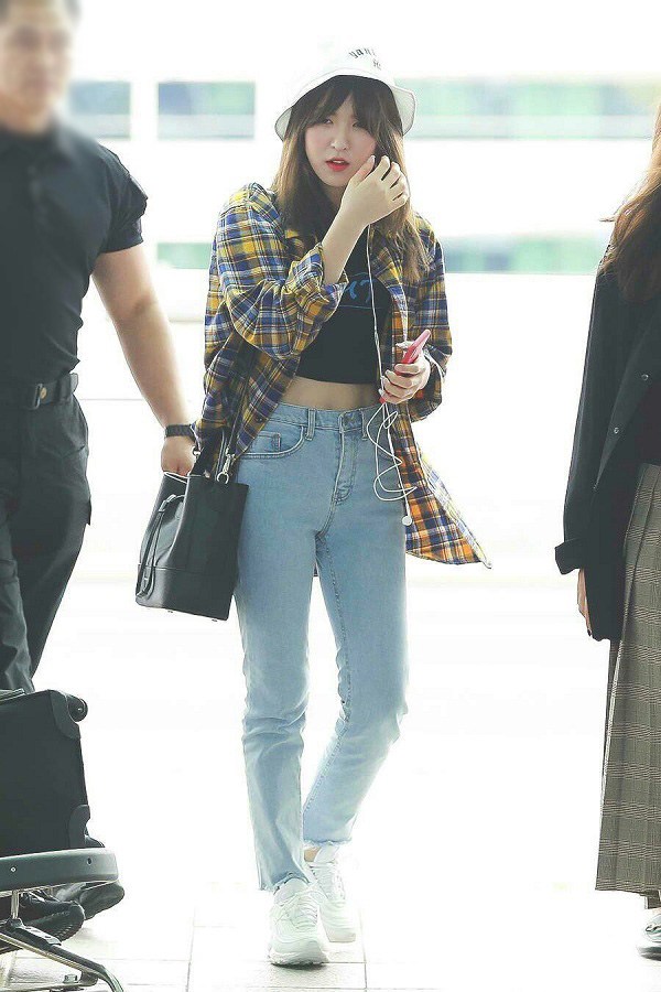  Wendy (Red Velvet) lại chọn mặc áo sơ mi khoác ngoài áo croptop cùng quần jeans hết sức cá tính.