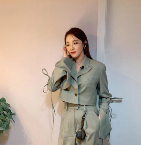  Sandara Park diện bộ suit đồng bộ màu xanh olive nhạt, mang đến sự gợi cảm, phóng khoáng cho nữ idol 