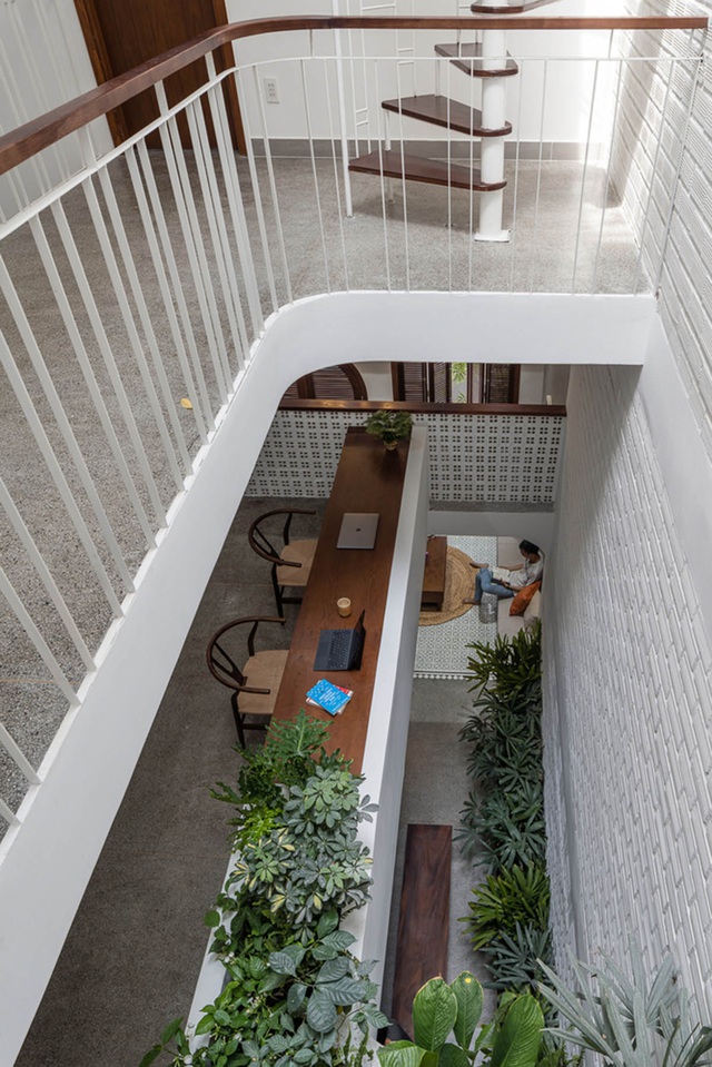  Không gian hành lang của tầng 2 được tận dụng để làm khu vực công năng (làm việc, vui chơi…) cho căn nhà.