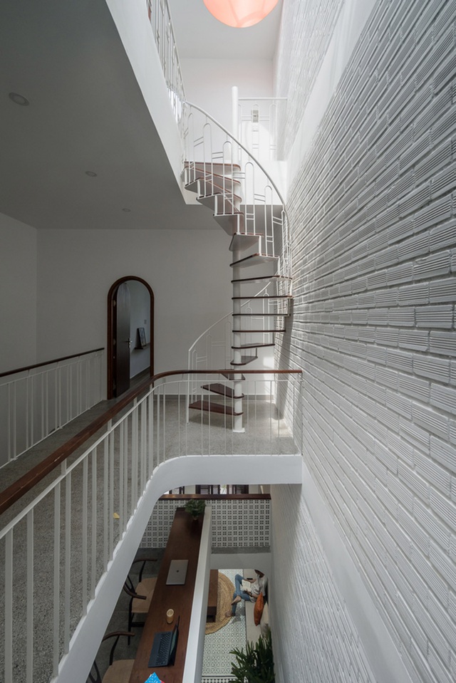  Cầu thang thiết kế mở nối từ tầng 3 lên sân thượng tạo cảm giác phóng thoáng và rộng rãi.