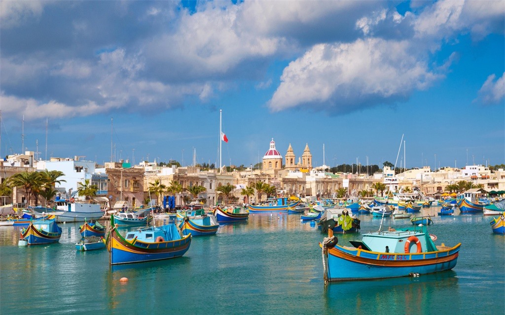  5. Malta (GDP 30.100 USD): Giống như các quốc đảo giàu có khác, Malta cũng thu hút nhiều nhà đầu tư với lời hứa về hộ chiếu thuận lợi và thuế ưu đãi. Cùng với nghành du lịch biển phát triển mạnh, giờ đây Malta đang nơi tập trung của những triệu phú trên khắp Châu Âu.