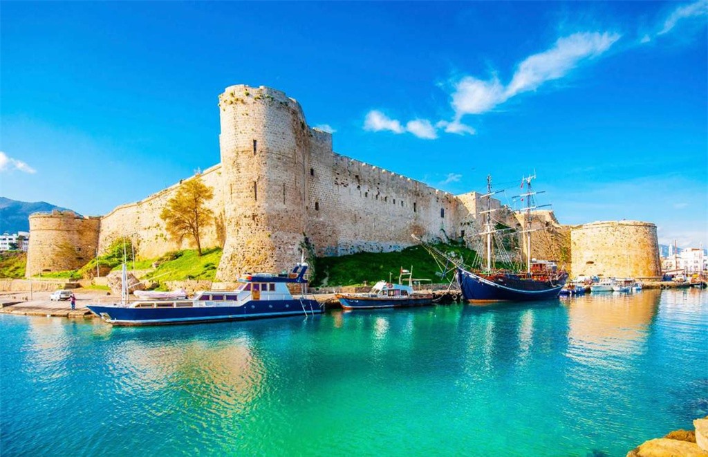  6. Cộng hòa Síp (GDP 27.800 USD): Nằm trên biển Địa Trung Hải, đảo Síp là quốc đảo mang đậm phong cách Châu Âu thời cổ. Không giống những hòn đảo gần đó nằm dưới sự chi phối của Thổ Nhĩ Kỳ, Síp đang ngày một thịnh vượng hơn nhờ chính sách mở cửa và thủ tục hộ chiếu đơn giản cho du khách.