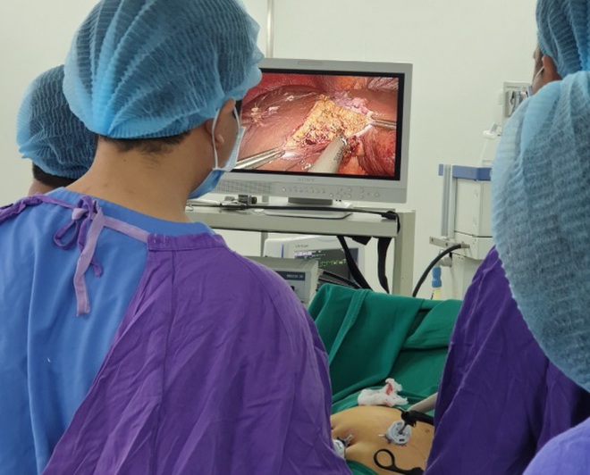  Bệnh nhân được phẫu thuật cắt khối u ở gan bằng phương pháp nội soi.
