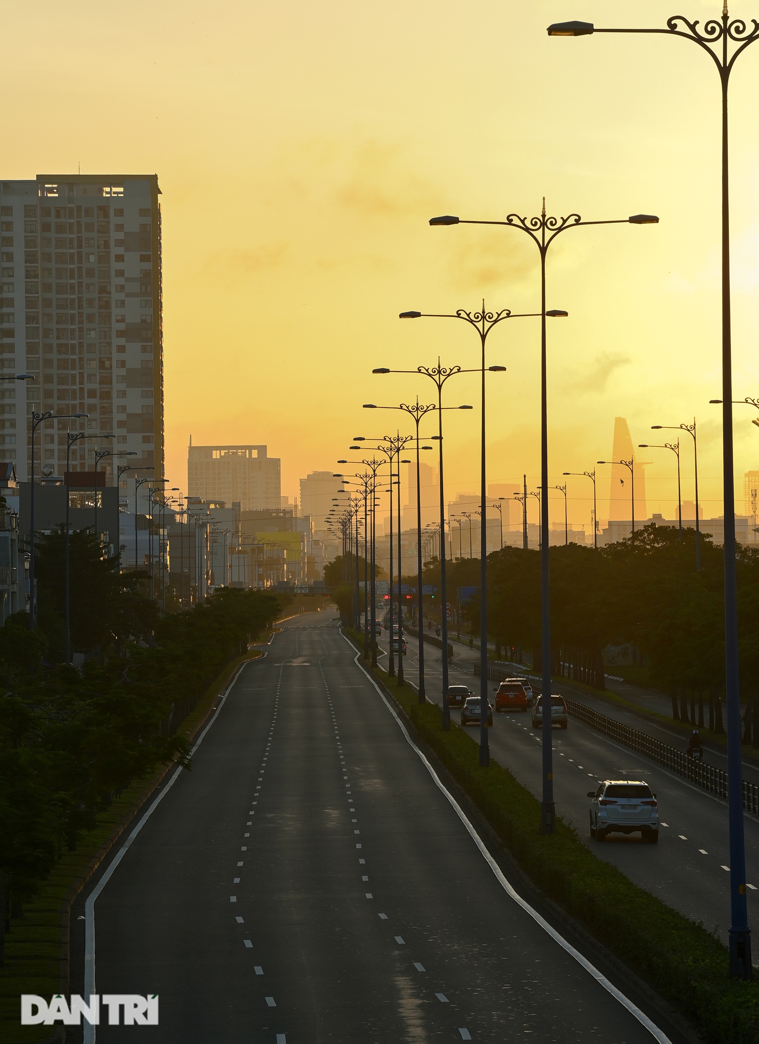 Dù Covid-19 đang gây ảnh hưởng đến cuộc sống của chúng ta, Sài Gòn vẫn giữ được nét đẹp đặc trưng của mình. Nếu như bạn thích những nơi vắng vẻ nhưng đầy nắng và gió, hãy đến với các đường phố của Sài Gòn để cảm nhận sự yên bình và tĩnh lặng.