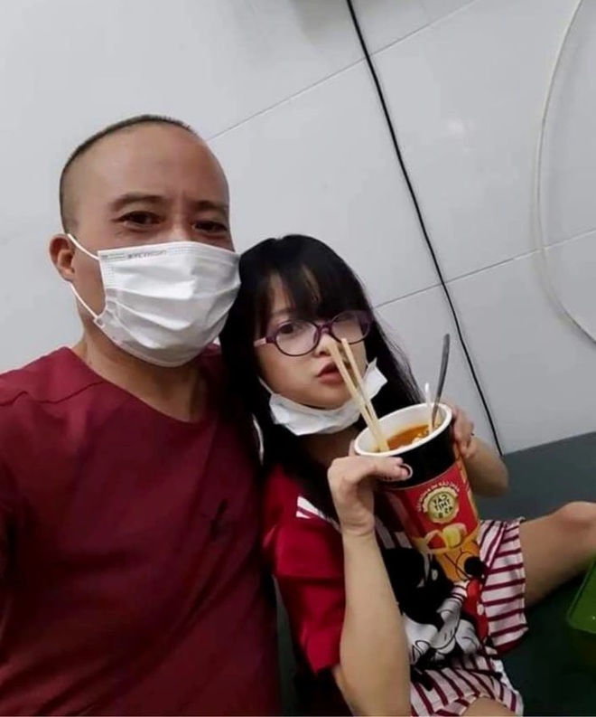 Anh Thống lưu lại kỷ niệm ngày 2 cha con khi ở bệnh viện.